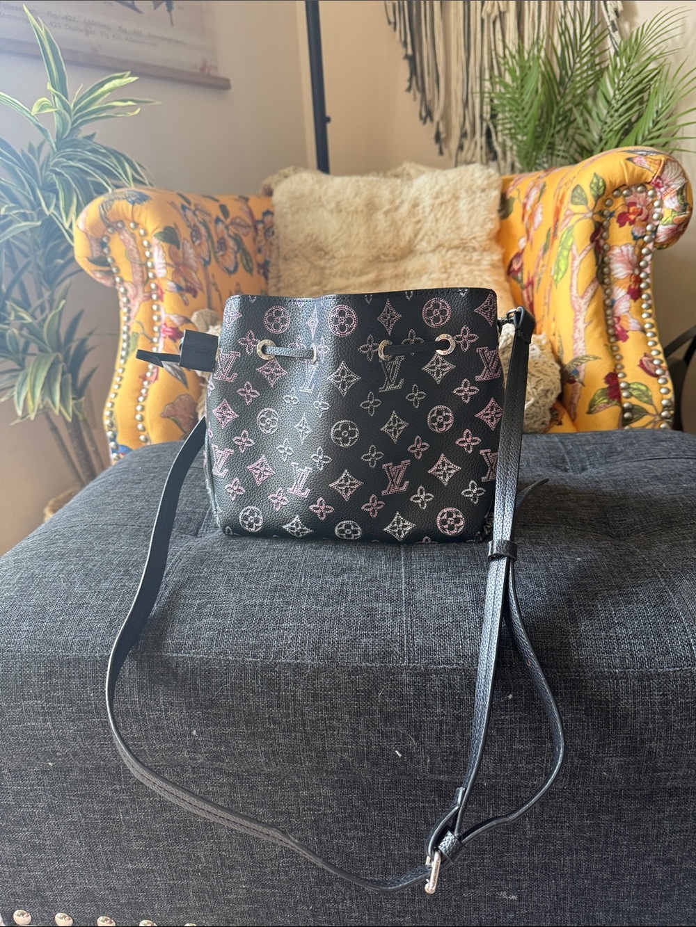 Louis Vuitton black and pink perforated Monogram Mahina leather Bella bucket bag - Picture 4 of 10
